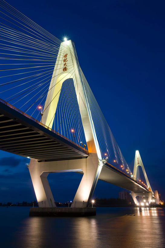 无人,竖图,室外,夜晚,仰视,旅游,度假,河流,水,标志建筑,大桥,地标,建筑,路灯,桥梁,夜景,照明,中国,亚洲,一排,许多,阴影,整齐,并列,并排,光线,影子,河水,水流,斜拉桥,桥,灯光,很多,娱乐,建设,灯,海南,排列,倒影,绳子,享受,休闲,旅游胜地,放松,海南省,绳索,照亮,倒映,照明设备,队列,缆绳,平行,东亚,中华人民共和国,华南地区,省会,海口,海口市,琼,反照,斜张桥,彩图,低角度拍摄,海口世纪大桥,世纪大桥