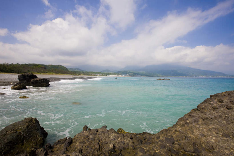 无人,横图,室外,白天,正面,旅游,度假,海浪,海洋,石头,美景,沙滩,山,山脉,树林,植物,台湾,中国,亚洲,许多,阴影,光线,沙子,石子,影子,海岸,景观,浪花,山峰,云,云朵,沙地,山峦,很多,云彩,娱乐,树,树木,蓝色,绿色,白云,蓝天,天空,阳光,自然,海水,群山,天,享受,休闲,景色,放松,生长,晴朗,成长,自然风光,海景,东亚,台东县,三仙台,港澳台,中华人民共和国,台湾省,大海,风浪,海,海水的波动,海滩,近岸浪,石块,岩石,涌浪,晴空,彩图,成功镇,台东,台