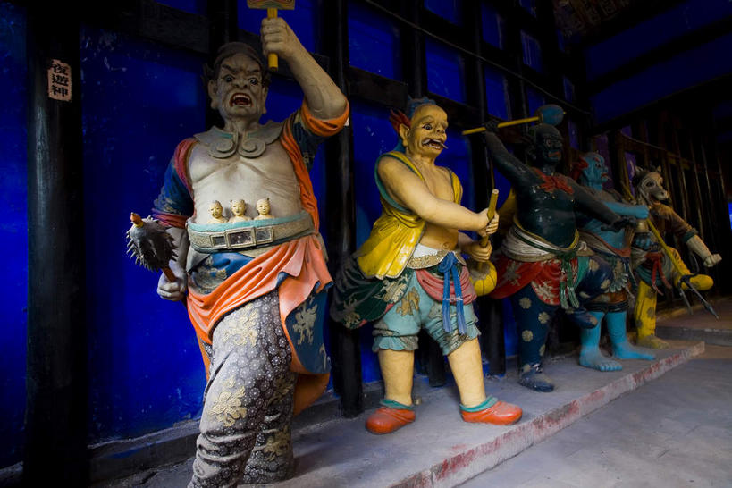 东方人,无人,站,举,横图,室内,白天,正面,民族服装,度假,竞争,美景,城市风光,城市,雕塑,重庆,中国,亚洲,五个,五个人,许多,对抗,握,阴影,服装,艺术,装饰,冲突,反射,雕刻,雕像,影子,墙,景观,走道,走廊,过道,许多人,拿,拿着,注视,黄种人,破坏,娱乐,墙壁,墙面,衣服,工艺品,观察,看,托,站着,张嘴,一群人,享受,休闲,武器,景色,放松,战争,握着,服饰,观看,纪念,美术,损坏,察看,攻击,威胁,衣着,穿着,对立,关注,矛盾,兵器,主题,防御,陈列,张大嘴巴,东亚,中华人民共和国,西南地区,功能,美学,敌对,挫败,斗争,抗拒,抗衡,杀伤,威慑,重庆市,渝,丰都县,衣饰,山城,危险,男人,男性,年轻男性,亚洲人,张开嘴,举起,举手,举着,向上举,向上伸,向上托,站立,彩图,全身,传统服装,民俗服,丰都,丰都鬼城,酆都鬼城,鬼城,幽都