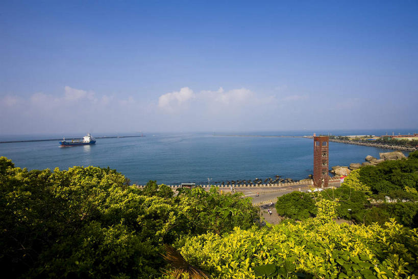 无人,学校,教学楼,横图,俯视,航拍,室外,白天,旅游,度假,海浪,海洋,美景,沙滩,树林,植物,门,船,广州,中国,亚洲,一艘,阴影,光线,沙子,影子,柱子,海岸,景观,浪花,水平线,云,云朵,辽阔,海平线,沙地,云彩,娱乐,校园,树,树木,蓝色,绿色,白云,蓝天,天空,阳光,自然,海水,门框,交通工具,天,享受,休闲,教室,广阔,景色,放松,生长,晴朗,成长,一望无际,鸟瞰,自然风光,载具,货船,海景,东亚,广东,广东省,中华人民共和国,华南地区,省会,广州市,粤,无边无际,一马平川,大海,风浪,海,海水的波动,海滩,近岸浪,涌浪,晴空,彩图,高角度拍摄,教学大楼,商船,水天相接,水天一线,海珠,海珠区,中山大学,广州中山大学,国立广东大学