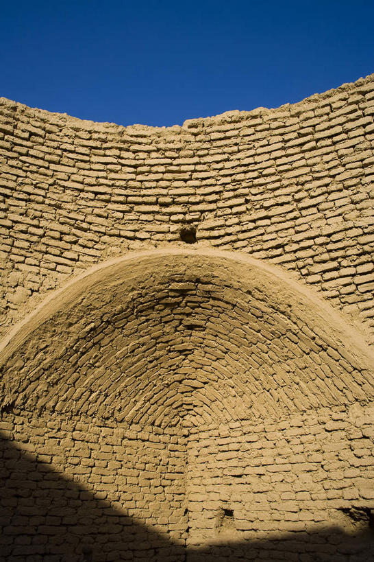 无人,家,竖图,室外,白天,仰视,旅游,度假,建材,标志建筑,地标,建筑,中国,亚洲,一排,许多,阴影,整齐,光线,材料,影子,砖,砖块,房屋,墙,屋子,很多,娱乐,建设,楼房,墙壁,墙面,住宅,排列,蓝色,蓝天,天空,阳光,天,享受,休闲,砖头,旅游胜地,放松,建造,晴朗,队列,东亚,吐鲁番,新疆,万里无云,中华人民共和国,新疆维吾尔自治区,西北地区,高昌,高昌故城,石料,晴空,晴空万里,彩图,低角度拍摄,房子,砌墙砖,火洲,吐鲁番地区,新