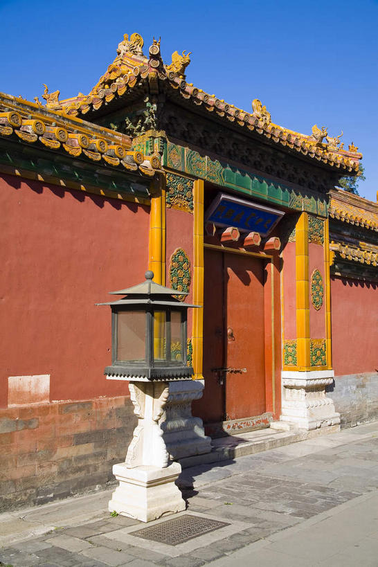 无人,故宫,宫殿,竖图,室外,白天,仰视,旅游,度假,名胜古迹,门,标志建筑,道路,地标,建筑,路,照明,北京,中国,亚洲,阴影,遗迹,光线,灯笼,瓦片,影子,墙,屋檐,小路,褐色,交通,首都,古迹,文物,娱乐,建设,古建筑,檐,墙壁,墙面,石板路,一个,蓝色,蓝天,天空,阳光,灯具,门框,紫禁城,天,享受,休闲,金色,旅游胜地,放松,晴朗,单个,照亮,宫廷,照明设备,古文明,东亚,万里无云,中华人民共和国,东城区,北京市,京,北平,华北地区,王宫,晴空,晴空万里,彩图,低角度拍摄,故宫博物院,皇宫,石灯笼,北京紫禁城,北京故宫,飞檐