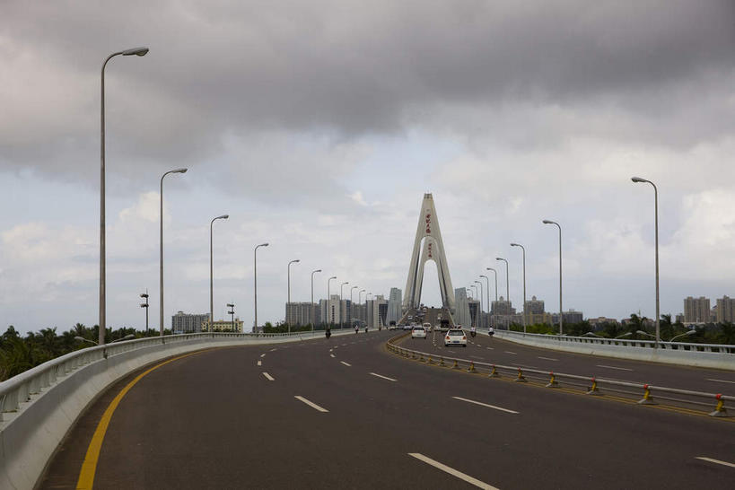 无人,横图,室外,白天,仰视,旅游,度假,标志建筑,大桥,道路,地标,建筑,路,桥梁,公路,汽车,中国,亚洲,两辆,阴影,曲折,弯曲,光线,影子,云,云朵,斜拉桥,桥,分界线,停车线,交通,云彩,娱乐,建设,车,海南,蓝色,白云,蓝天,天空,阳光,交通工具,轿车,天,享受,休闲,旅游胜地,放松,海南省,蜿蜒,晴朗,车行道,车行道分界线,载具,标线,东亚,车行线,中华人民共和国,华南地区,省会,海口,海口市,琼,斜张桥,晴空,马路,彩图,低角度拍摄,海口世纪大桥,世纪大桥