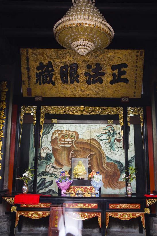 东方人,一个人,站,跪,竖图,室内,白天,正面,度假,绘画,幸福,美景,城市风光,城市,叶子,照明,雕塑,中国,亚洲,仅一个男性,仅一个人,一副,一块,吊挂,悬挂,阴影,服装,艺术,装饰,盛开,反射,标志,雕刻,牌匾,文字,香炉,影子,字符,墙,景观,灯光,绿叶,古典,茁壮,挂,花蕾,扭头,注视,休闲装,黄种人,文化,娱乐,标识,吊灯,墙壁,墙面,灯,花,花瓣,花朵,鲜花,仅一个年轻男性,一只,衣服,工艺品,灯具,花苞,花蕊,观察,看,品味,站着,转头,享受,休闲,休闲服,嫩叶,汉字,景色,放松,服饰,四川省,观看,纪念,麒麟,照亮,美术,祭奠,祭祀,吉祥,察看,高雅,照明设备,关注,中文,主题,挂画,祭坛,陈列,东亚,四川,成都,成都市,中华人民共和国,省会,西南地区,功能,美学,长寿,国文,华文,川,灵兽,太平,敬拜,文殊院,男人,男性,年轻男性,亚洲人,叶,叶片,装饰画,跪着,站立,半身,彩图,文殊院街,祥兽