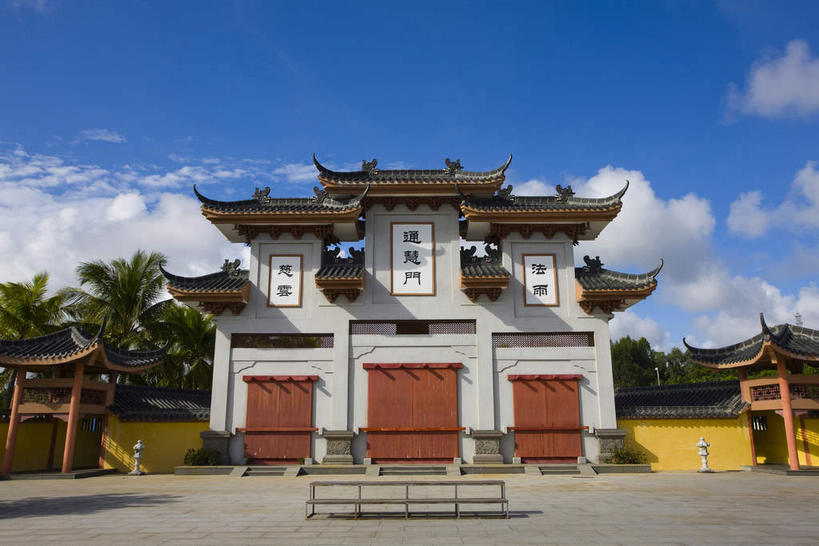 无人,寺庙,栏杆,横图,室外,白天,仰视,旅游,度假,名胜古迹,植物,窗户,门,标志建筑,道路,地标,建筑,路,棕榈树,叶子,中国,亚洲,阴影,节日,遗迹,光线,标志,瓦片,文字,影子,柱子,字符,墙,屋檐,云,云朵,围栏,小路,绿叶,交通,燃烧,云彩,古迹,文化,文物,娱乐,标识,建设,古建筑,护栏,檐,玻璃窗,墙壁,墙面,树,树木,海南,黄色,蓝色,绿色,白云,蓝天,天空,阳光,自然,香火,门框,庙宇,天,祈祷,享受,休闲,健康,嫩叶,汉字,旅游胜地,放松,许愿,宗教,海南省,信仰,生长,晴朗,成长,纪念,祈求,中文,古文明,东亚,棕榈叶,中华人民共和国,华南地区,国文,华文,琼,平安,叶,叶片,晴空,棕树,棕榈,彩图,低角度拍摄,庙,寺,飞檐,博鳌,博鳌镇,琼东,琼海,琼海市,博鳌禅寺