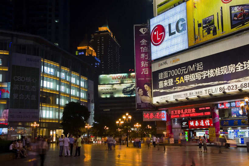 东方人,高楼大厦,商店,走,横图,彩色,室外,夜晚,仰视,购物,度假,消费,美景,沙滩,树林,植物,城市风光,超市,城市,大厦,道路,建筑,路,路灯,摩天大楼,霓虹灯,商场,照明,重庆,中国,亚洲,行人,阴影,服装,光线,英文,标志,沙子,文字,影子,字符,字母,海岸,景观,小路,灯光,七彩,交通,沙地,许多人,注视,休闲装,黄种人,娱乐,光源,标识,霓虹,路人,灯,树,树木,衣服,绿色,自然,观察,看,一群人,享受,休闲,休闲服,汉字,景色,放松,金融,百货,服饰,生长,成长,观看,英文字母,照亮,察看,照明设备,关注,中文,选购,贸易,百货公司,东亚,渝中区,中华人民共和国,西南地区,氖灯,血拼,国文,华文,重庆市,渝,过客,山城,男人,男性,年轻男性,年轻女性,女人,女性,亚洲人,海滩,步行,散步,走路,半身,彩图,低角度拍摄,大楼,高层建筑,高楼,购物商场,购物中心,摩天楼,商业中心,解放碑步行街