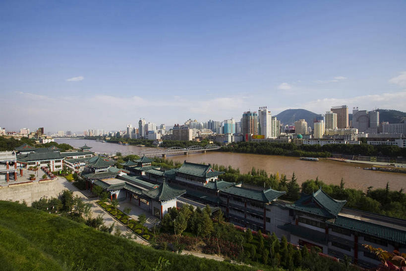 无人,家,横图,俯视,航拍,室外,白天,旅游,度假,河流,水,植物,标志建筑,大桥,地标,建筑,桥梁,中国,亚洲,阴影,光线,瓦片,影子,房屋,屋顶,屋檐,屋子,河水,水流,云,云朵,桥,云彩,顶棚,娱乐,建设,楼房,铁桥,檐,拱桥,住宅,树,树木,蓝色,绿色,白云,蓝天,天空,阳光,自然,天,享受,休闲,旅游胜地,放松,生长,晴朗,成长,悬索桥,鸟瞰,东亚,甘肃,甘肃省,桁架拱桥,中华人民共和国,省会,西北地区,兰州,兰州市,甘,晴空,彩图,高角度拍摄,房子,黄河铁桥,兰州黄河铁桥,兰州中山桥,天下黄河第一桥,中山桥