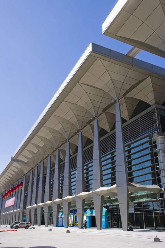 无人,竖图,室外,白天,仰视,度假,美景,窗户,城市风光,城市,道路,路,公路,汽车,旗帜,中国,亚洲,一排,许多,吊挂,悬挂,阴影,整齐,光线,旗杆,影子,柱子,墙,屋顶,景观,交通,很多,挂,顶棚,娱乐,旗子,玻璃窗,墙壁,墙面,车,排列,红色,蓝色,蓝天,天空,阳光,交通工具,轿车,天,享受,休闲,景色,放松,晴朗,队列,载具,东亚,宁夏,银川,万里无云,首府,中华人民共和国,旗号,西北地区,银川市,宁夏回族自治区,宁,晴空,晴空万里,马路,彩图,低角度拍摄,金凤区,银川国际会展中心