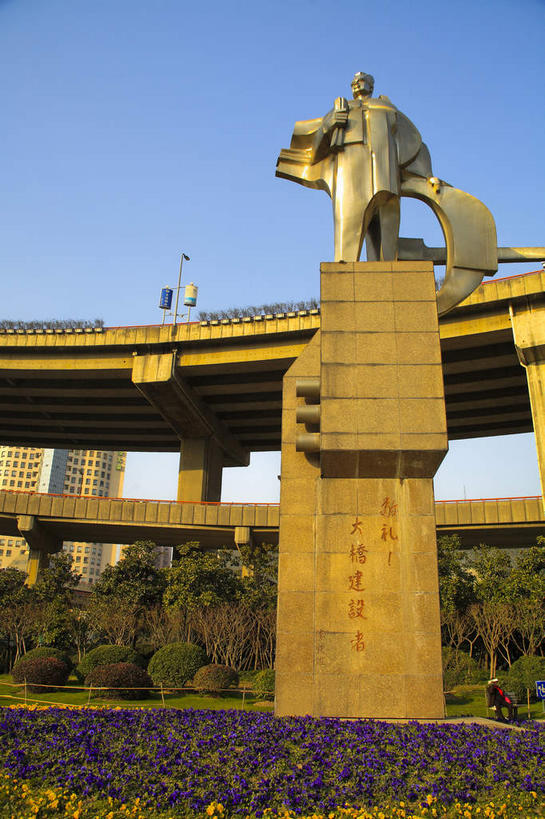 东方人,一个人,无人,高楼大厦,栏杆,站,竖图,室外,白天,仰视,度假,美景,树林,植物,城市风光,城市,大桥,大厦,建筑,路灯,摩天大楼,桥梁,照明,雕塑,上海,中国,亚洲,仅一个男性,仅一个人,握,阴影,服装,艺术,装饰,盛开,光线,标志,雕刻,雕像,文字,影子,柱子,字符,景观,高架,围栏,斜拉桥,桥,灯光,拿,花蕾,拿着,扭头,黄种人,娱乐,标识,黄浦江,浦东,护栏,灯,花,花瓣,花朵,鲜花,树,树木,仅一个年轻男性,衣服,蓝色,绿色,紫色,蓝天,天空,阳光,自然,工艺品,天,花苞,花蕊,站着,转头,享受,休闲,汉字,景色,放松,搭,握着,服饰,生长,晴朗,成长,纪念,照亮,美术,申,衣着,照明设备,穿着,搭着,中文,主题,南浦大桥,高架桥,陈列,黄浦区,浦东新区,东亚,上海市,高架道路,跨线桥,万里无云,中华人民共和国,沪,华东地区,功能,美学,国文,华文,衣饰,斜张桥,男人,男性,年轻男性,亚洲人,晴空,晴空万里,站立,彩图,低角度拍摄,全身,大楼,高层建筑,高楼,摩天楼,春申江