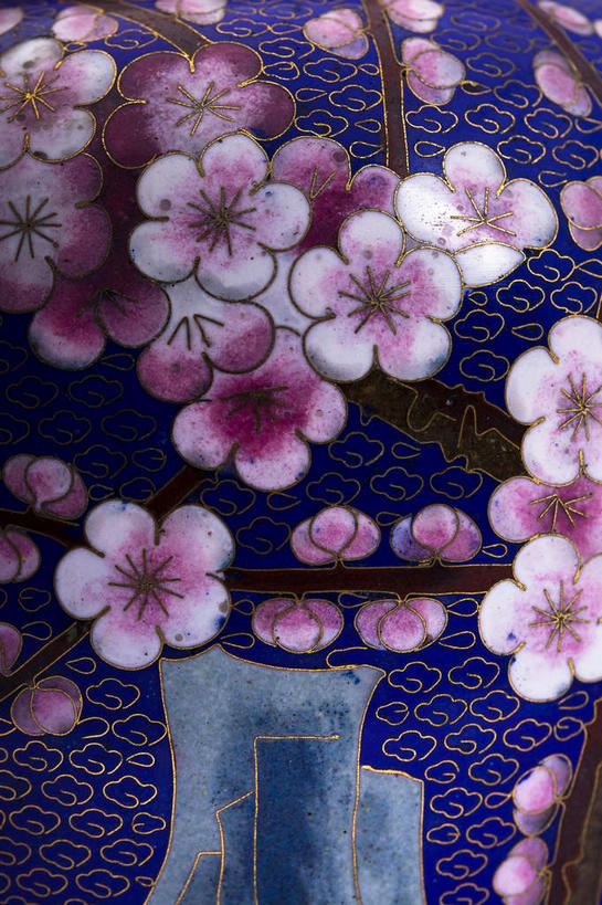 无人,竖图,室外,特写,白天,正面,静物,珐琅,许多,阴影,装饰,盛开,反射,纹路,纹理,影子,枝条,很多,古典,花蕾,文化,文物,花,花瓣,花朵,鲜花,树枝,一个,粉色,工艺品,花苞,花蕊,单个,古董,华丽,修饰,点缀,古物,古玩,肌理,衬托,美观,雅致,雅观,虬枝,枝杈,搪瓷,景泰蓝,彩图