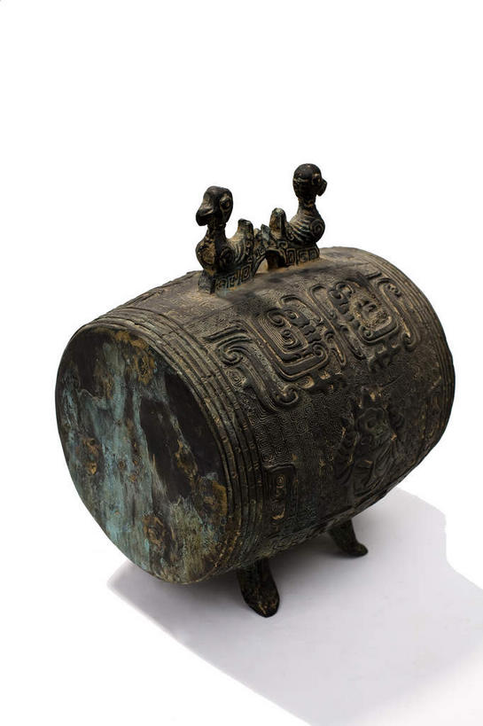 无人,竖图,俯视,室内,特写,白天,白色背景,鸟,静物,金属制品,雕塑,阴影,艺术,装饰,反射,金属,鸟类,雕刻,雕像,影子,古典,文化,文物,一个,工艺品,两只,摄影,影棚,单个,古董,纪念,美术,古物,摄影棚,主题,陈列,古玩,青铜,功能,美学,青铜器,彩图,高角度拍摄,影棚拍摄,拍摄,青铜制品,双鸟鼍鼓,商神人纹双鸟鼓,神人纹双鸟鼓