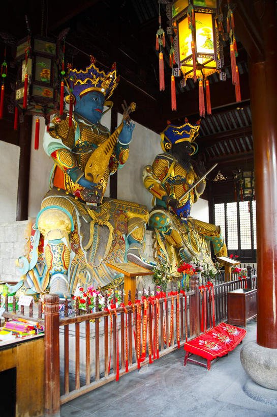 东方人,无人,两个人,寺庙,栏杆,站,竖图,室内,白天,仰视,旅游,度假,安全,名胜古迹,窗户,天花板,桌面,桌子,标志建筑,地标,建筑,帽子,照明,雕塑,上海,中国,亚洲,吊挂,握,悬挂,阴影,节日,神话,遗迹,艺术,装饰,光线,木制,瓷砖,灯笼,地砖,雕刻,雕像,盔甲,影子,纸灯笼,柱子,木桌,墙,围栏,灯光,防护,乐器,琵琶,弦乐器,地面,燃烧,挂,拿,拿着,注视,黄种人,古迹,文化,文物,娱乐,建设,古建筑,护栏,玻璃窗,墙壁,墙面,两个,木制品,香火,工艺品,灯具,庙宇,观察,看,祈祷,站着,享受,休闲,健康,旅游胜地,放松,握着,许愿,宗教,信仰,观看,纪念,保护,祈求,照亮,美术,申,察看,照明设备,关注,主题,弹拨弦鸣乐器,保险,传说,防御,陈列,古文明,东亚,龙华寺,徐汇区,上海市,中华人民共和国,沪,华东地区,铠甲,功能,美学,防具,防卫,护法神,民乐之王,平安,男人,男性,年轻男性,亚洲人,站立,彩图,低角度拍摄,全身,庙,寺,木桌子,弹拨弦乐器,甲胄,四大金刚,四大天王,天神