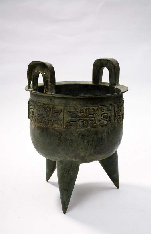 无人,竖图,室内,特写,白天,正面,静物,金属制品,雕塑,阴影,灰色背景,艺术,装饰,生锈,反射,金属,雕刻,雕像,影子,古典,文化,文物,一个,绿色,工艺品,摄影,影棚,单个,古董,纪念,腐蚀,侵蚀,美术,古物,摄影棚,主题,陈列,古玩,青铜,功能,美学,青铜器,腐化,锈迹斑斑,彩图,影棚拍摄,拍摄,青铜制品,礼器,商兽面纹鼎