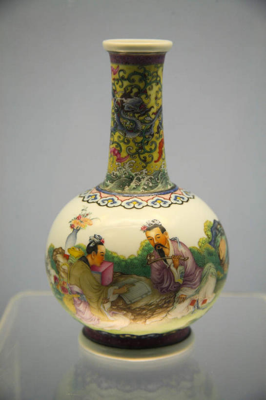 东方人,无人,两个人,坐,竖图,室内,特写,白天,正面,民族服装,幸福,树林,植物,静物,花瓶,书籍,叶子,玉,亚洲,一本,握,灰色背景,服装,盛开,纹路,头饰,纹理,陶瓷,陶瓷制品,古典,拿,花蕾,拿着,注视,黄种人,文化,文物,花,花瓣,花朵,花卉,鲜花,树,树木,一个,衣服,绿色,自然,发夹,发饰,夹子,瓶子,书本,工艺品,花苞,花蕊,打开,翻开,观察,看,握着,摄影,奢侈品,服饰,影棚,生长,单个,成长,古董,观看,玉器,吉祥,贵重,察看,珍贵,衣着,古物,穿着,关注,摄影棚,玉石,古玩,如意,肌理,衣饰,宝贵,掀开,男人,男性,年轻男性,亚洲人,书,图书,坐着,彩图,影棚拍摄,传统服装,民俗服,拍摄,玉如意