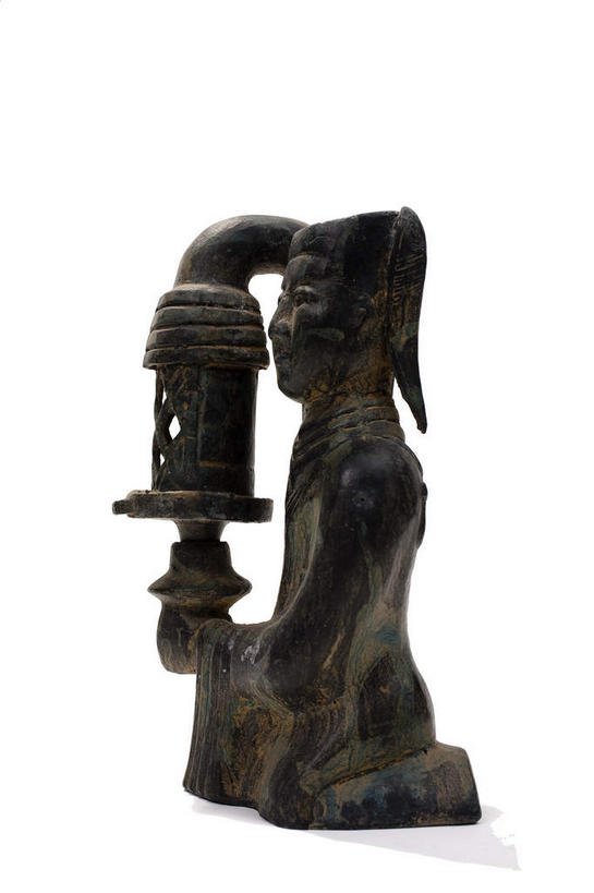 东方人,一个人,无人,坐,竖图,室内,特写,白天,白色背景,侧面,静物,金属制品,亚洲,仅一个年轻女性,仅一个女性,仅一个人,服装,金属,黄种人,一个,衣服,摄影,服饰,影棚,单个,衣着,穿着,摄影棚,青铜,青铜器,衣饰,年轻女性,女人,女性,亚洲人,坐着,彩图,全身,影棚拍摄,拍摄,青铜制品,长信宫灯,西汉长信宫灯