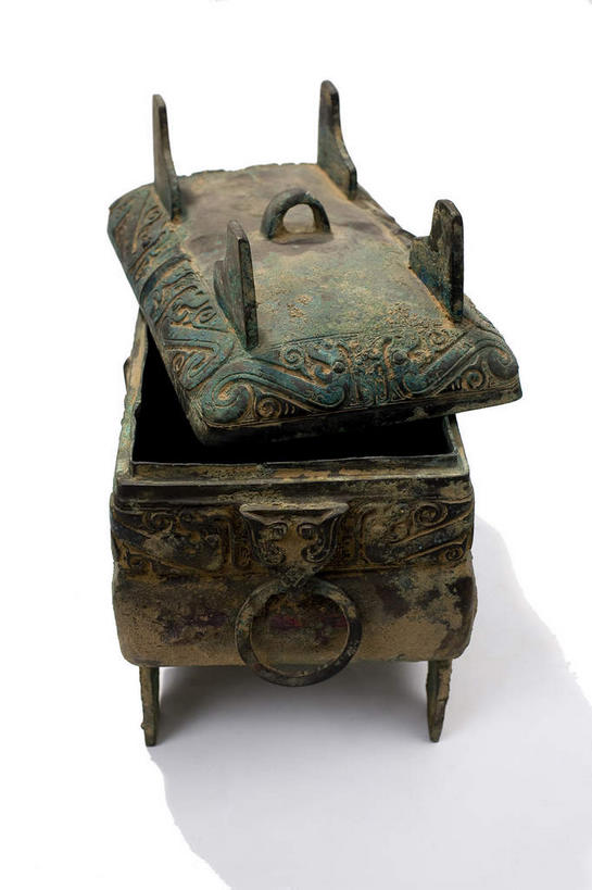 无人,竖图,俯视,室内,特写,白天,白色背景,静物,金属制品,雕塑,阴影,艺术,装饰,生锈,反射,金属,雕刻,雕像,影子,古典,文化,文物,一个,容器,工艺品,碗,摄影,影棚,单个,古董,纪念,储藏,腐蚀,侵蚀,美术,古物,储存,摄影棚,主题,陈列,古玩,青铜,功能,美学,青铜器,腐化,锈迹斑斑,彩图,高角度拍摄,影棚拍摄,拍摄,贮存,青铜制品,白敢畀盨,盨