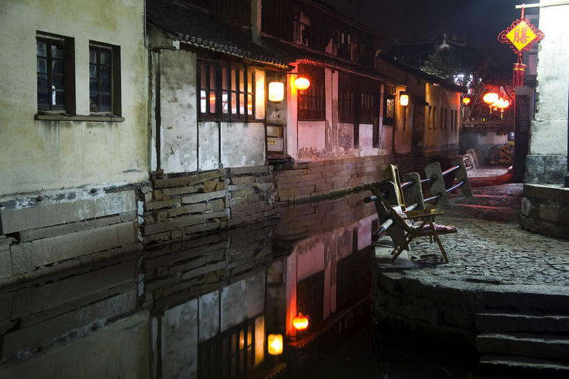 无人,家,栏杆,横图,室外,夜晚,正面,旅游,度假,名胜古迹,标志建筑,地标,建筑,照明,周庄,中国,亚洲,吊挂,悬挂,遗迹,灯笼,瓦片,纸灯笼,房屋,屋檐,屋子,围栏,挂,古迹,文物,娱乐,建设,古建筑,江苏,护栏,楼房,檐,住宅,红色,灯具,享受,休闲,旅游胜地,放松,照亮,照明设备,古文明,东亚,江苏省,昆山,昆山市,周庄镇,中华人民共和国,华东地区,苏,中国第一水乡,鹿城,贞丰里,彩图,房子