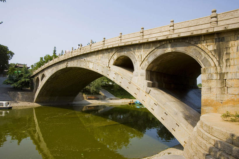 无人,栏杆,横图,室外,白天,正面,旅游,度假,河流,水,植物,标志建筑,地标,建筑,桥梁,中国,亚洲,阴影,光线,影子,河水,水流,围栏,桥,娱乐,建设,石桥,护栏,树,树木,蓝色,绿色,倒影,蓝天,天空,阳光,自然,天,享受,休闲,旅游胜地,放松,生长,晴朗,成长,人行桥,倒映,东亚,万里无云,中华人民共和国,华北地区,省会,河北,河北省,冀,石家庄,石家庄市,反照,晴空,晴空万里,彩图,安济桥,赵县,赵州,赵州桥,赵州镇