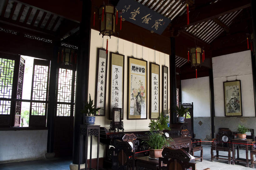 无人,横图,室内,白天,正面,旅游,度假,绘画,名胜古迹,植物,天花板,桌面,桌子,标志建筑,地标,建筑,椅子,雕塑,中国,亚洲,一块,吊挂,悬挂,阴影,遗迹,艺术,装饰,反射,木制,标志,雕刻,牌匾,盆栽,文字,影子,字符,木椅,木桌,墙,盆景,地面,古典,挂,古迹,文化,文物,娱乐,标识,建设,古建筑,江苏,苏州,同里,墙壁,墙面,绿色,自然,木制品,工艺品,品味,享受,休闲,汉字,旅游胜地,放松,生长,成长,纪念,美术,高雅,中文,主题,挂画,陈列,古文明,东亚,江苏省,苏州市,同里镇,中华人民共和国,华东地区,苏,吴江,功能,美学,国文,华文,装饰画,彩图,吴江区,同里古镇,木桌子