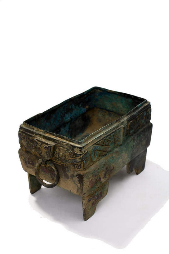 无人,竖图,俯视,室内,特写,白天,白色背景,静物,金属制品,阴影,生锈,反射,纹路,金属,纹理,影子,古典,文化,文物,一个,容器,工艺品,碗,摄影,影棚,单个,古董,储藏,腐蚀,侵蚀,古物,储存,摄影棚,古玩,肌理,青铜,青铜器,腐化,锈迹斑斑,彩图,高角度拍摄,影棚拍摄,拍摄,贮存,青铜制品,白敢畀盨,盨