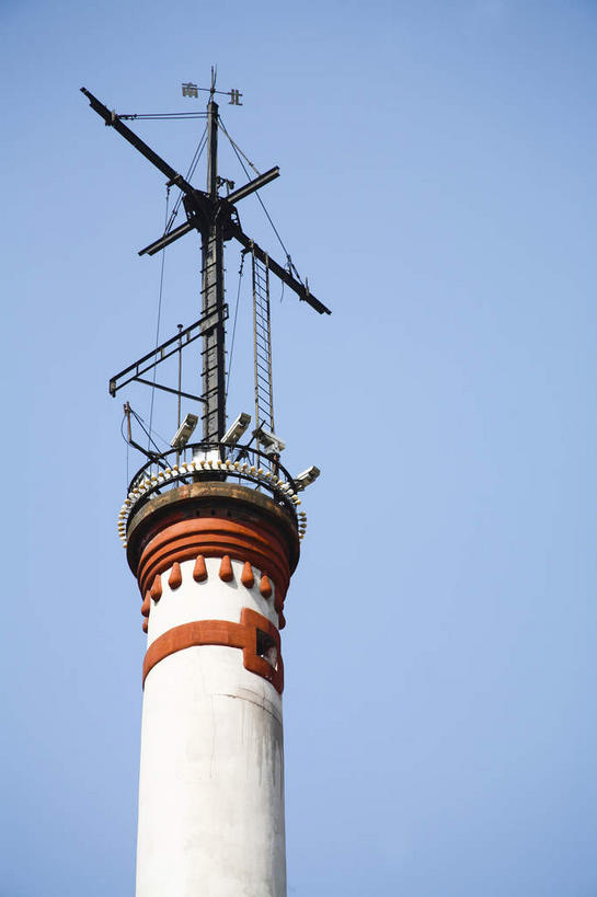 无人,栏杆,竖图,室外,白天,仰视,旅游,度假,天线,卫星,标志建筑,地标,建筑,上海,中国,亚洲,阴影,光线,影子,围栏,塔,娱乐,建设,黄浦江,护栏,蓝色,蓝天,天空,阳光,外滩,天,享受,休闲,旅游胜地,放松,晴朗,申,信号,无线电,黄浦区,东亚,中山东一路,上海市,卫星天线,万里无云,中华人民共和国,沪,华东地区,上海外滩气象信号台,卫星通信,卫星信号,晴空,晴空万里,彩图,低角度拍摄,黄埔滩,上海外滩,外黄埔滩