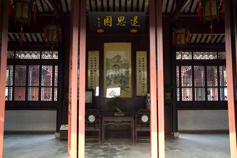 无人,横图,室内,白天,正面,旅游,度假,绘画,名胜古迹,窗户,地板,天花板,标志建筑,地标,建筑,椅子,雕塑,中国,亚洲,遗迹,艺术,装饰,标志,雕刻,牌匾,文字,柱子,字符,墙,地面,古典,古迹,文化,文物,娱乐,标识,建设,古建筑,江苏,苏州,同里,木地板,玻璃窗,墙壁,墙面,工艺品,品味,享受,休闲,汉字,旅游胜地,放松,纪念,美术,高雅,中文,主题,国画,水墨画,挂画,陈列,古文明,东亚,江苏省,苏州市,同里镇,中华人民共和国,华东地区,苏,吴江,功能,美学,国文,华文,水墨,装饰画,彩图,吴江区,同里古镇,中国画