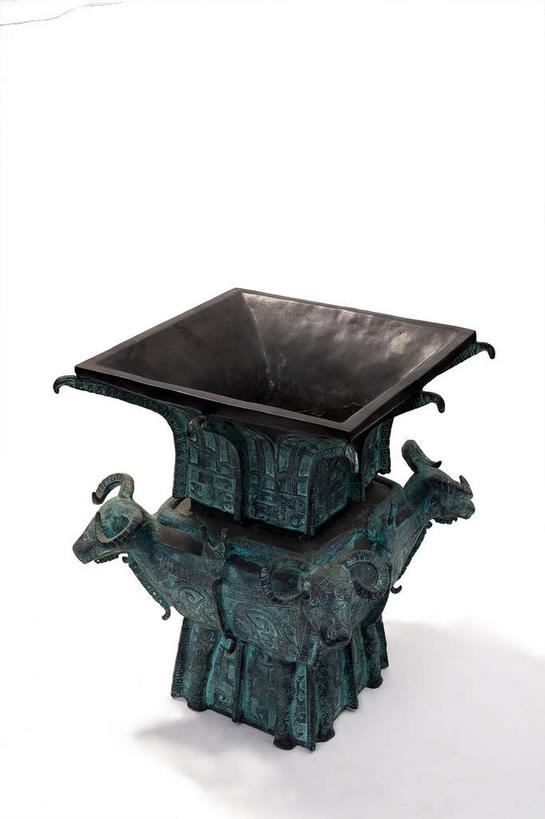 无人,竖图,俯视,室内,特写,白天,白色背景,静物,金属制品,金属,一个,摄影,影棚,单个,摄影棚,青铜,青铜器,彩图,高角度拍摄,影棚拍摄,拍摄,青铜制品,礼器,四羊方尊