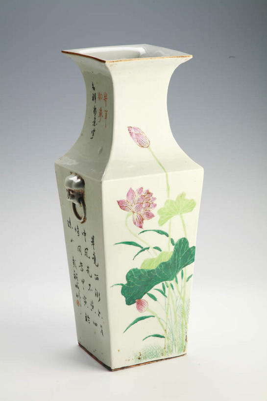 无人,竖图,室内,特写,白天,正面,纯洁,莲花,静物,花瓶,叶子,阴影,灰色背景,盛开,反射,纹路,标志,文字,纹理,影子,字符,陶瓷,荷叶,陶瓷制品,古典,花蕾,文化,文物,标识,花,花瓣,花朵,鲜花,一个,粉色,瓶子,工艺品,花苞,花蕊,汉字,摄影,影棚,单个,古董,富贵,神圣,古物,中文,摄影棚,古玩,纯净,肌理,莲叶,国文,华文,六月花神,正直,鞭蕖,鞭蓉,芙蕖,菡萏,荷花,六月春,藕花,水旦,水芙蓉,水华,水芸,溪客,叶,叶片,彩图,影棚拍摄,拍摄