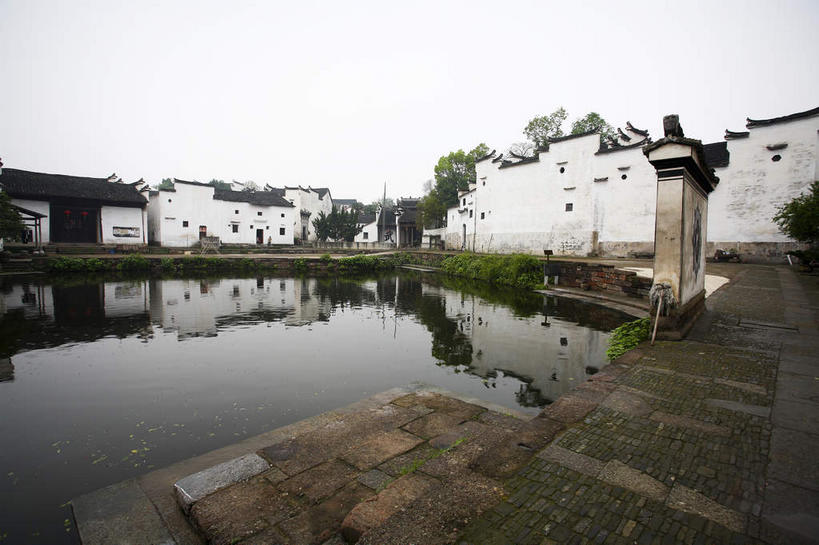 无人,家,横图,室外,白天,仰视,旅游,度假,河流,名胜古迹,树林,水,植物,窗户,标志建筑,道路,地标,建筑,路,中国,亚洲,阴影,遗迹,光线,影子,房屋,墙,屋顶,屋子,河水,水流,乡村,农村,小路,交通,顶棚,古迹,文物,娱乐,建设,古建筑,浙江,楼房,玻璃窗,墙壁,墙面,石板路,住宅,树,树木,浙江省,绿色,白色,倒影,天空,阳光,自然,村庄,天,享受,休闲,旅游胜地,放松,生长,成长,村落,倒映,古文明,东亚,中华人民共和国,华东地区,浙,金华,金华市,屯子,墟落,反照,彩图,低角度拍摄,房子,兰谿市,兰溪市