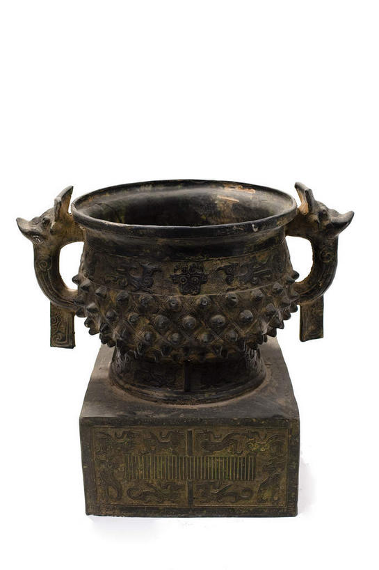 无人,竖图,俯视,室内,特写,白天,白色背景,静物,餐具,金属制品,生锈,纹路,金属,纹理,古典,文化,文物,一个,工艺品,摄影,影棚,单个,古董,腐蚀,侵蚀,古物,摄影棚,古玩,肌理,青铜,青铜器,腐化,锈迹斑斑,彩图,高角度拍摄,影棚拍摄,拍摄,青铜制品,簋,利簋,武王征商簋,西周利簋