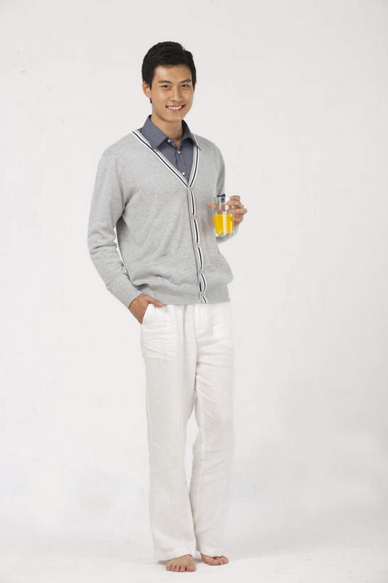 果汁,东方人,一个人,站,笑,微笑,露齿笑,竖图,室内,白天,正面,毛衣,衬衫,杯子,亚洲,仅一个男性,仅一个人,握,灰色背景,裤子,橙汁,饮品,一杯,注视,休闲裤,黄种人,玻璃制品,饮料,仅一个年轻男性,白色,水杯,观察,看,站着,握着,摄影,影棚,观看,察看,甜橙,关注,可口,摄影棚,手插袋,单手插袋,线衫,单手抄兜,单手放兜,适口,毛线衣,绒线衣,男人,男性,年轻男性,亚洲人,玻璃杯,橙子,橙,插兜,手插兜,手放口袋,站立,彩图,全身,影棚拍摄,衬衣,绒衣,套衫,套头毛衣,线衣,拍摄,鹄壳,黄橙,黄果,金橙,金环,金球,糖橙,手抄兜