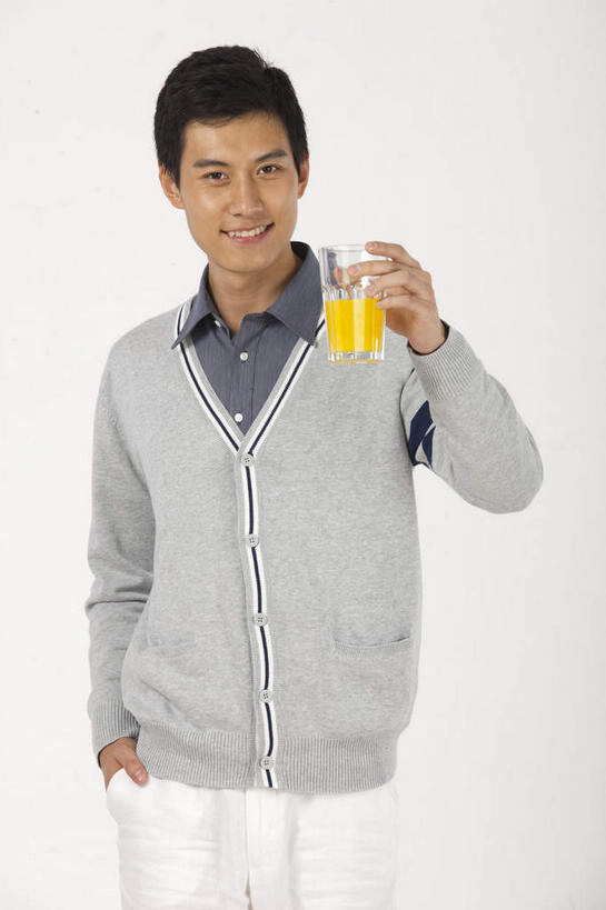 果汁,东方人,一个人,站,笑,微笑,露齿笑,竖图,室内,白天,正面,毛衣,衬衫,杯子,亚洲,仅一个男性,仅一个人,握,灰色背景,裤子,橙汁,饮品,一杯,注视,休闲裤,黄种人,玻璃制品,饮料,仅一个年轻男性,白色,水杯,观察,看,站着,握着,摄影,影棚,观看,察看,甜橙,关注,可口,摄影棚,手插袋,单手插袋,线衫,单手抄兜,单手放兜,适口,毛线衣,绒线衣,男人,男性,年轻男性,亚洲人,玻璃杯,橙子,橙,插兜,手插兜,手放口袋,站立,半身,彩图,影棚拍摄,衬衣,绒衣,套衫,套头毛衣,线衣,拍摄,鹄壳,黄橙,黄果,金橙,金环,金球,糖橙,手抄兜