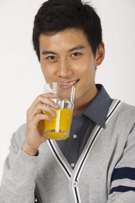 果汁,东方人,脸,头,脸颊,手,一个人,笑,微笑,露齿笑,竖图,室内,特写,白天,正面,毛衣,衬衫,杯子,亚洲,仅一个男性,仅一个人,握,灰色背景,橙汁,饮品,一杯,拿,拿着,注视,黄种人,玻璃制品,饮料,仅一个年轻男性,一个,水杯,观察,看,手部,握着,摄影,影棚,单个,观看,单手,察看,甜橙,关注,可口,摄影棚,线衫,适口,毛线衣,绒线衣,男人,男性,年轻男性,亚洲人,头部,脸部,脸蛋,面部,玻璃杯,橙子,橙,半身,彩图,影棚拍摄,衬衣,绒衣,套衫,套头毛衣,线衣,拍摄,鹄壳,黄橙,黄果,金橙,金环,金球,糖橙