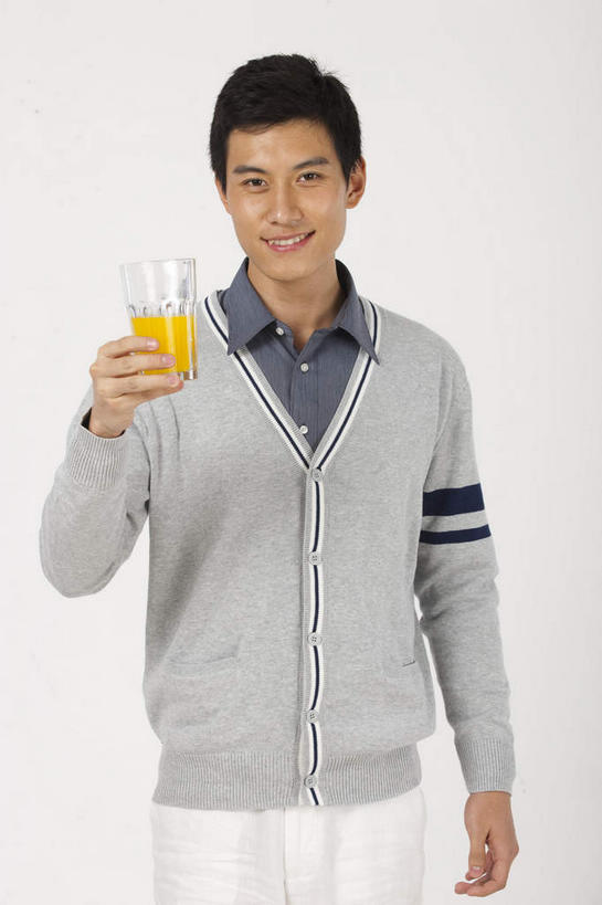 果汁,东方人,一个人,站,笑,微笑,露齿笑,竖图,室内,白天,正面,毛衣,衬衫,杯子,亚洲,仅一个男性,仅一个人,握,灰色背景,橙汁,饮品,一杯,拿,拿着,注视,黄种人,玻璃制品,饮料,仅一个年轻男性,一个,黄色,水杯,观察,看,站着,握着,摄影,影棚,单个,观看,察看,甜橙,关注,可口,摄影棚,线衫,适口,毛线衣,绒线衣,男人,男性,年轻男性,亚洲人,玻璃杯,橙子,橙,站立,半身,彩图,影棚拍摄,衬衣,绒衣,套衫,套头毛衣,线衣,拍摄,鹄壳,黄橙,黄果,金橙,金环,金球,糖橙