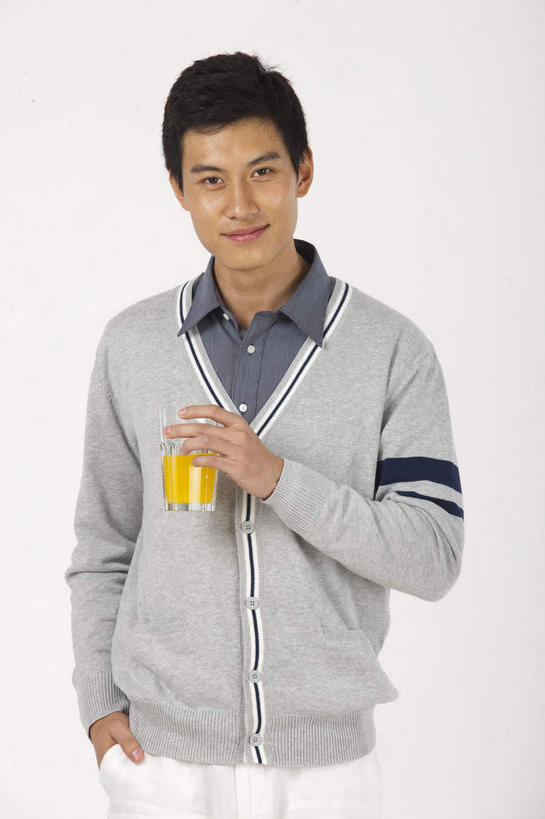 果汁,东方人,一个人,站,笑,微笑,竖图,室内,白天,正面,毛衣,衬衫,杯子,亚洲,仅一个男性,仅一个人,握,灰色背景,橙汁,饮品,一杯,拿,拿着,注视,黄种人,玻璃制品,饮料,仅一个年轻男性,一个,黄色,水杯,观察,看,站着,握着,摄影,影棚,单个,观看,察看,甜橙,关注,可口,摄影棚,线衫,适口,毛线衣,绒线衣,男人,男性,年轻男性,亚洲人,玻璃杯,橙子,橙,站立,半身,彩图,影棚拍摄,衬衣,绒衣,套衫,套头毛衣,线衣,拍摄,鹄壳,黄橙,黄果,金橙,金环,金球,糖橙