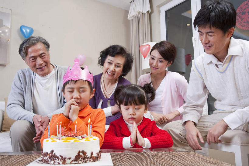 点心,东方人,儿童,老年人,夫妻,母亲,父亲,女儿,祖母,祖父,三代同堂,客厅,坐,闭眼,笑,微笑,露齿笑,横图,室内,白天,正面,爱情,纯洁,窗户,窗帘,沙发,桌子,蜡烛,亚洲,一排,阴影,服装,艺术,整齐,装饰,光线,木制,火焰,影子,纸艺,烛光,手工艺品,塑料,墙,食品,许多人,浪漫,燃烧,祝福,茶几,注视,休闲装,黄种人,文化,祖孙三代,玻璃窗,墙壁,墙面,食物,糕点,排列,虔诚,小孩,衣服,帘子,木制品,气球,塑料制品,纸制品,工艺品,剪纸,生日蛋糕,点燃,观察,看,祈祷,双手合十,一群人,休闲,温暖,温馨,父女,母女,休闲服,遮阳,橡胶,恩爱,父爱,可爱,母爱,童年,童趣,许愿,恋人,服饰,奶奶,爷爷,观看,纪念,祖孙,华丽,修饰,祈求,点缀,和睦,察看,起居室,高雅,队列,关注,感谢,合掌,布艺沙发,童真,橡胶制品,烂漫,无邪,外婆,外孙女,外祖母,外公,外祖父,外孙,窗花,合十礼,合掌礼,合十,莲华合掌,感恩,外孙子,自信心,品位,衬托,美观,雅致,雅观,剪画,刻纸,客堂,平安,天真,老年男性,老年女性,男孩,男人,男性,年轻女性,女孩,女人,女性,中年男性,亚洲人,孩子,年轻人,夫妇,情侣,全家福,孙女,孙子,闭眼睛,闭着眼,闭着眼睛,坐着,半身,彩图,伴侣,融洽,蛋糕,男生,女生,爸爸,多代同堂,妈妈