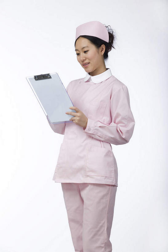 东方人,一个人,护士,站,笑,微笑,露齿笑,竖图,室内,白天,正面,工作服,制服,帽子,亚洲,仅一个年轻女性,仅一个女性,仅一个人,握,灰色背景,服装,材料,档案,文件,纸,注视,黄种人,一个,衣服,粉色,手稿,资料,低头,观察,记录,看,站着,护士服,握着,摄影,服饰,影棚,单个,观看,证明,察看,护士帽,白衣天使,衣着,穿着,关注,摄影棚,文档,记录板,记事板,记载,一顶,垂头,工作制服,衣饰,记实,纪录,年轻女性,女人,女性,亚洲人,站立,半身,彩图,影棚拍摄,工作套服,拍摄,病历,病历卡