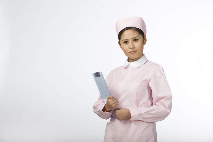 东方人,一个人,护士,站,笑,微笑,横图,室内,白天,白色背景,正面,工作服,制服,帽子,亚洲,仅一个年轻女性,仅一个女性,仅一个人,握,服装,材料,档案,文件,纸,拿,拿着,注视,黄种人,衣服,粉色,手稿,资料,观察,记录,看,站着,护士服,握着,摄影,服饰,影棚,观看,证明,察看,护士帽,白衣天使,衣着,穿着,关注,摄影棚,文档,记载,一顶,工作制服,衣饰,记实,纪录,年轻女性,女人,女性,亚洲人,站立,半身,彩图,影棚拍摄,工作套服,拍摄,病历,病历卡