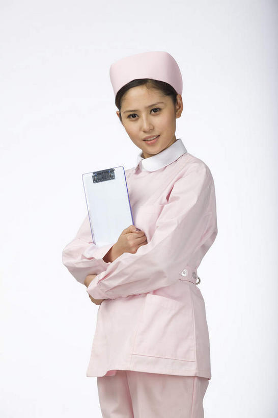 东方人,一个人,护士,站,竖图,室内,白天,白色背景,正面,工作服,制服,帽子,亚洲,仅一个年轻女性,仅一个女性,仅一个人,握,服装,材料,档案,文件,纸,拿,拿着,注视,黄种人,衣服,粉色,手稿,资料,观察,记录,看,站着,护士服,握着,摄影,服饰,影棚,观看,证明,察看,护士帽,白衣天使,衣着,穿着,关注,摄影棚,文档,记载,一顶,工作制服,衣饰,记实,纪录,年轻女性,女人,女性,亚洲人,站立,半身,彩图,影棚拍摄,工作套服,拍摄,病历,病历卡