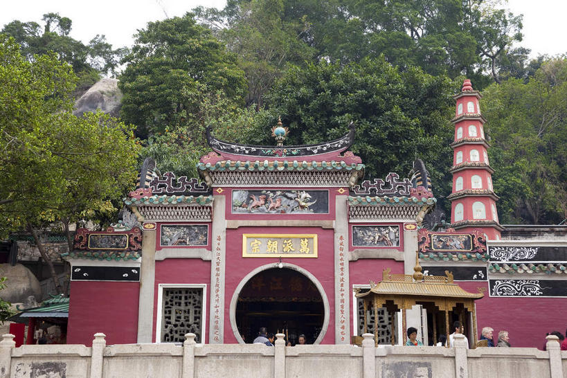 无人,寺庙,栏杆,横图,室外,白天,正面,旅游,度假,名胜古迹,植物,门,标志建筑,地标,建筑,澳门,中国,亚洲,节日,遗迹,瓦片,屋顶,围栏,顶棚,瓦,古迹,文化,文物,娱乐,建设,古建筑,护栏,树,树木,绿色,天空,自然,门框,庙宇,天,祈祷,享受,休闲,健康,旅游胜地,放松,许愿,宗教,建造,佛教,信仰,生长,成长,纪念,祈求,古文明,东亚,屋瓦,妈祖阁,妈阁庙,港澳台,中华人民共和国,澳门特别行政区,澳,释教,平安,彩图,庙,寺