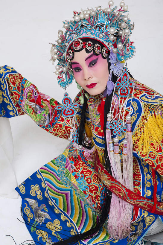 东方人,一个人,演员,电影明星,音乐家,站,举,竖图,室内,白天,白色背景,正面,民族服装,化妆,美容,亚洲,仅一个年轻女性,仅一个女性,仅一个人,表演,护肤,服装,注视,黄种人,文化,扮演,衣服,彩妆,观察,看,托,站着,保养,享受,休闲,放松,美女,保健,摄影,服饰,影棚,观看,察看,演出,衣着,穿着,关注,中国文化,摄影棚,表演服,演出服,京剧,养颜,戏曲,国粹,杨贵妃,杨玉环,皮黄,衣饰,玉人,佳人,道具服,年轻女性,女人,女性,亚洲人,舞蹈家,影视明星,举起,举手,举着,向上举,向上伸,向上托,站立,半身,彩图,影棚拍摄,传统服装,民俗服,拍摄,京剧服饰,国剧,京戏,平剧,中国戏曲,四大美女,贵妃,羞花,杨太真,传统文化,丽人,美人