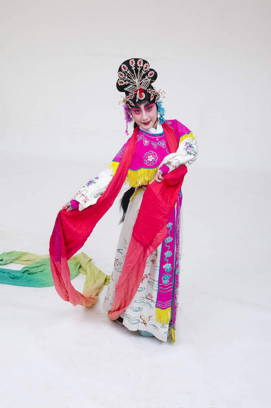 东方人,一个人,演员,电影明星,站,竖图,室内,白天,白色背景,正面,民族服装,化妆,美容,亚洲,仅一个年轻女性,仅一个女性,仅一个人,表演,护肤,握,服装,拿,拿着,注视,黄种人,文化,扮演,衣服,粉色,彩妆,观察,看,站着,保养,享受,休闲,放松,握着,保健,摄影,服饰,影棚,观看,察看,演出,衣着,穿着,关注,中国文化,摄影棚,表演服,演出服,京剧,养颜,戏曲,国粹,皮黄,衣饰,道具服,年轻女性,女人,女性,亚洲人,影视明星,站立,彩图,全身,影棚拍摄,传统服装,民俗服,拍摄,京剧服饰,国剧,京戏,平剧,中国戏曲,传统文化,天女,神女