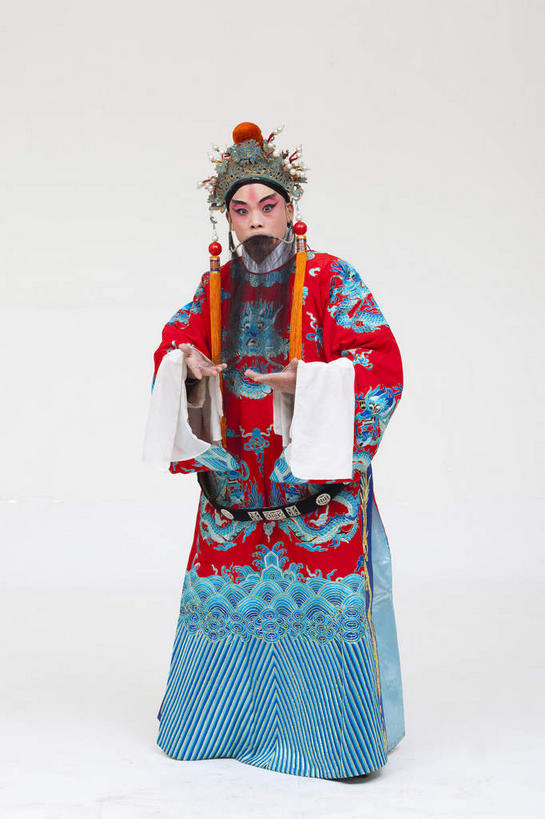 东方人,胡须,一个人,演员,电影明星,站,竖图,室内,白天,白色背景,正面,民族服装,化妆,美容,亚洲,仅一个男性,仅一个人,仅一个中年男性,表演,护肤,服装,注视,黄种人,文化,扮演,衣服,红色,蓝色,黑色,彩妆,观察,看,站着,保养,享受,休闲,放松,保健,摄影,服饰,影棚,观看,皇帝,权威,察看,演出,衣着,穿着,高贵,关注,中国文化,摄影棚,表演服,演出服,京剧,养颜,戏曲,国粹,刘备,皮黄,权力,统治,权势,衣饰,天子,九五之尊,圣上,统治者,陛下,官家,势力,道具服,男人,男性,中年男性,亚洲人,胡子,络腮胡,影视明星,站立,彩图,全身,影棚拍摄,传统服装,民俗服,拍摄,京剧服饰,国剧,京戏,平剧,中国戏曲,昭烈皇帝,烈祖,刘玄德,传统文化