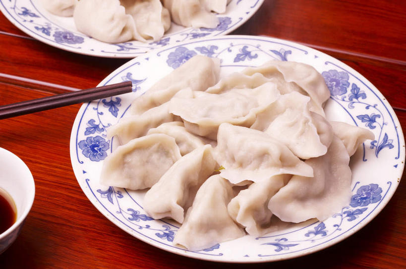 面食,无人,横图,俯视,室内,特写,白天,中餐,餐桌,筷子,桌子,餐具,一堆,一双,许多,阴影,堆叠,堆积,反射,碟子,盘,影子,陶瓷,醋,调料,料理,食品,饺子,面点,陶瓷制品,调味品,很多,调味料,文化,传统,小吃,食物,三个,盘子,容器,碟,碗,中式,餐台,储藏,堆,礼节,储存,礼仪,水饺,食醋,苦酒,醯,进餐用具,彩图,高角度拍摄,贮存