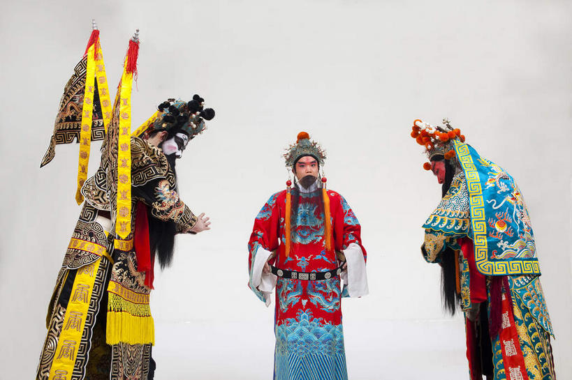 东方人,三个人,兄弟,伙伴,朋友,演员,电影明星,站,横图,室内,白天,白色背景,正面,民族服装,化妆,美容,友谊,合作,团队,亚洲,一排,表演,护肤,服装,整齐,注视,黄种人,文化,扮演,排列,衣服,彩妆,观察,看,手势,站着,保养,享受,休闲,放松,战略,保健,摄影,服饰,影棚,观看,皇帝,权威,察看,演出,衣着,穿着,队列,高贵,关注,中国文化,摄影棚,表演服,演出服,京剧,将军,养颜,戏曲,国粹,关公,刘备,皮黄,联合,合谋,权力,统治,权势,衣饰,天子,将领,九五之尊,圣上,统治者,陛下,官家,势力,道具服,配合,协作,男人,男性,中年男性,亚洲人,影视明星,站立,半身,彩图,影棚拍摄,传统服装,民俗服,拍摄,京剧服饰,车骑将军,司隶校尉,张飞,张益德,张翼德,国剧,京戏,平剧,中国戏曲,昭烈皇帝,烈祖,刘玄德,关长生,关羽,关云长,传统文化,结拜,情义,桃园结义,桃园三结义