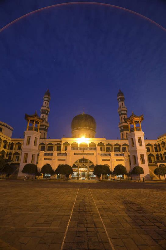 无人,竖图,室外,夜晚,仰视,旅游,度假,名胜古迹,植物,标志建筑,地标,建筑,中国,亚洲,阴影,节日,遗迹,光线,影子,灯光,古迹,文化,文物,娱乐,建设,古建筑,树,树木,蓝色,绿色,蓝天,天空,自然,天,祈祷,享受,休闲,健康,旅游胜地,放松,许愿,宗教,信仰,生长,成长,纪念,祈求,伊斯兰教,清真寺,古文明,东亚,青海,青海省,西宁,东关清真大寺,中华人民共和国,省会,西北地区,西宁市,青,平安,彩图,低角度拍摄,城东区,东关大街