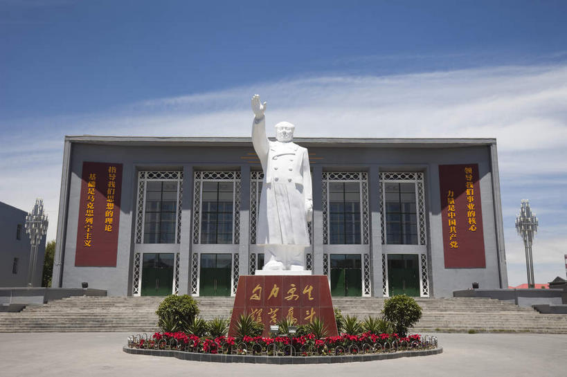 东方人,一个人,无人,站,横图,室外,白天,正面,旅游,度假,美景,城市风光,标志建筑,城市,地标,建筑,路灯,照明,雕塑,中国,亚洲,仅一个男性,仅一个人,仅一个中年男性,阴影,艺术,装饰,光线,标志,雕刻,雕像,文字,影子,字符,景观,云,云朵,灯光,云彩,黄种人,娱乐,标识,建设,灯,蓝色,白云,蓝天,天空,阳光,工艺品,天,站着,享受,休闲,汉字,景色,放松,晴朗,纪念,照亮,美术,照明设备,中文,主题,陈列,东亚,青海,青海省,原子城,金银滩,一尊,中华人民共和国,功能,美学,国文,华文,西北地区,青,海北,海北州,海北藏族自治州,男人,男性,中年男性,亚洲人,晴空,站立,彩图,全身,金银滩草原,青海原子城