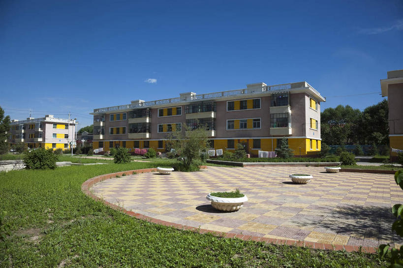 无人,高楼大厦,横图,室外,白天,正面,度假,办公楼,草地,草坪,美景,树林,植物,城市风光,城市,大厦,道路,建筑,路,摩天大楼,写字楼,公路,中国,亚洲,阴影,光线,影子,景观,云,云朵,交通,云彩,娱乐,草,树,树木,蓝色,绿色,白云,蓝天,天空,阳光,自然,楼宇,天,享受,休闲,商务楼,景色,放松,生长,晴朗,成长,东亚,青海,青海省,原子城,金银滩,中华人民共和国,西北地区,青,海北,海北州,海北藏族自治州,晴空,马路,彩图,大楼,高层建筑,高楼,摩天楼,金银滩草原,青海原子城