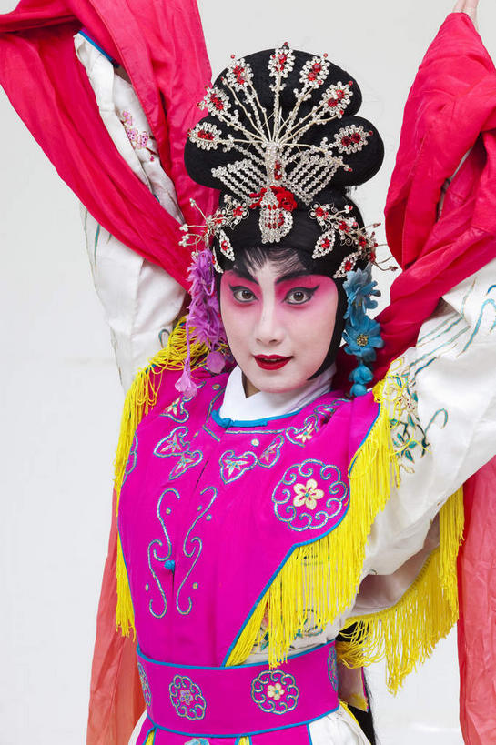 东方人,一个人,演员,站,举,竖图,室内,白天,白色背景,正面,民族服装,化妆,亚洲,仅一个年轻女性,仅一个女性,仅一个人,服装,装饰,丝绸,丝带,头饰,缎带,注视,黄种人,文化,发簪,绸带,衣服,粉色,彩妆,发饰,饰品,观察,看,托,站着,大衣,摄影,服饰,影棚,观看,华丽,修饰,点缀,察看,衣着,穿着,关注,中国文化,摄影棚,表演服,演出服,京剧,配饰,戏曲,国粹,皮黄,衬托,美观,雅致,雅观,簪子,衣饰,道具服,年轻女性,女人,女性,亚洲人,举起,举手,举着,向上举,向上伸,向上托,站立,半身,彩图,影棚拍摄,传统服装,民俗服,拍摄,京剧服饰,国剧,京戏,平剧,中国戏曲,传统文化,天女,神女,舞台妆,京剧演员