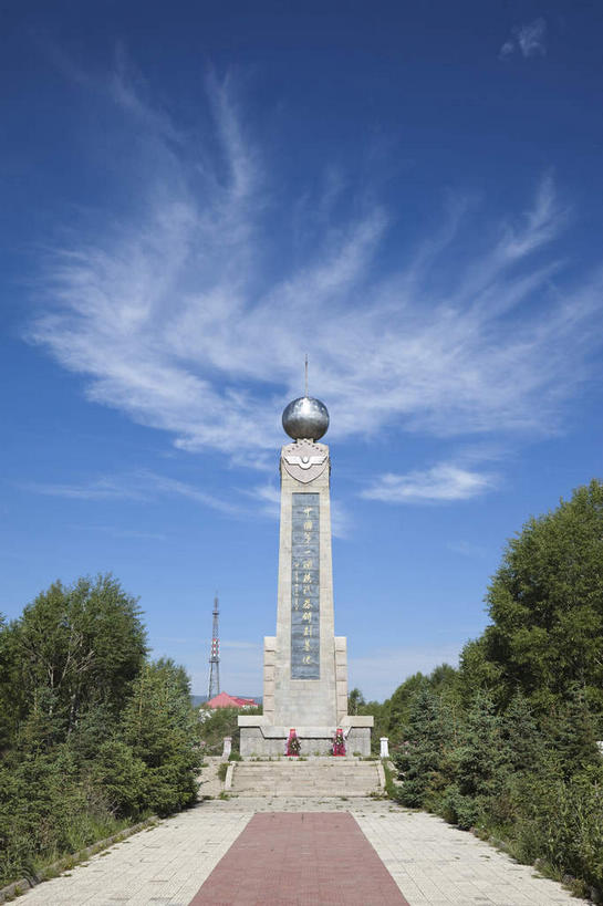 无人,竖图,室外,白天,正面,旅游,度假,树林,植物,标志建筑,道路,地标,建筑,路,公路,雕塑,中国,亚洲,阴影,艺术,装饰,光线,雕刻,雕像,影子,云,云朵,交通,云彩,娱乐,建设,树,树木,蓝色,绿色,白云,蓝天,天空,阳光,自然,工艺品,天,享受,休闲,旅游胜地,放松,生长,晴朗,成长,纪念,美术,主题,陈列,东亚,青海,青海省,原子城,金银滩,中华人民共和国,功能,美学,西北地区,青,海北,海北州,海北藏族自治州,晴空,马路,彩图,金银滩草原,青海原子城